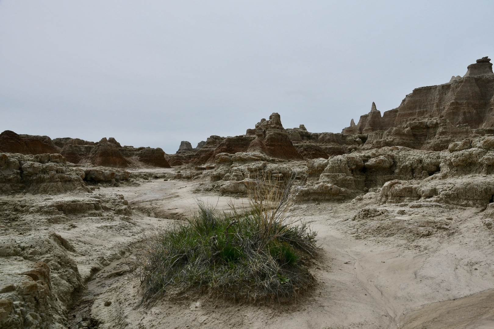 Wanderweg mitten in der Felswüste des Badlands National Park