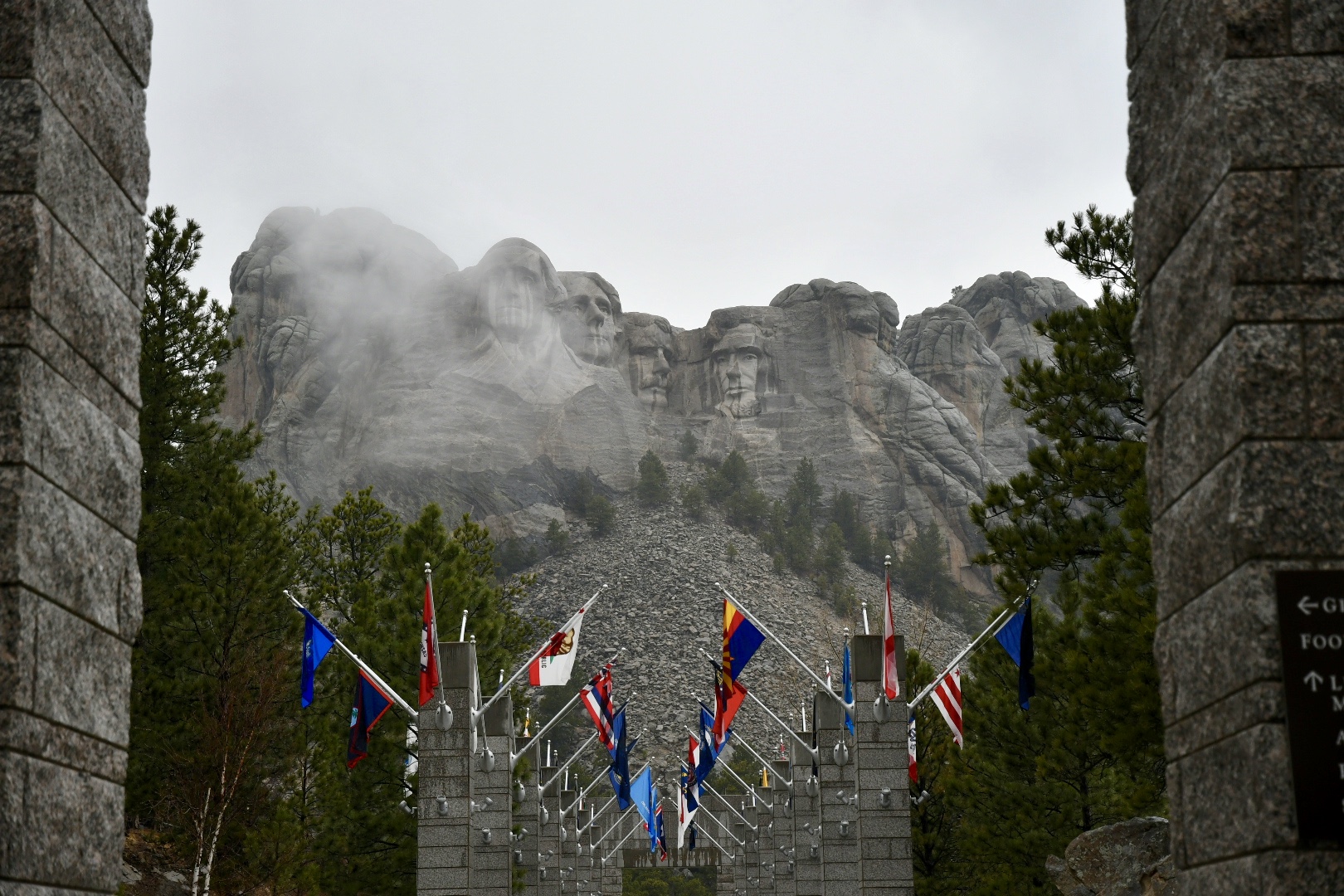 Der Weg zu den Präsidentenköpfen in Mount Rushmore ist ausgeflaggt mit den Fahnen aller Bundesstaaten