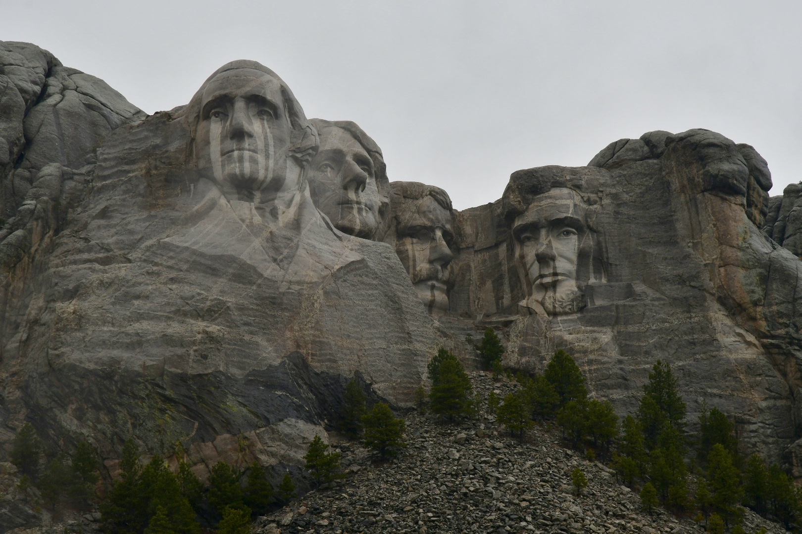 Die in Fels gehauenen Köpfe von vier US-Präsidenten in Mount Rushmore sehen aus als würden sie weinen, weil es regnet